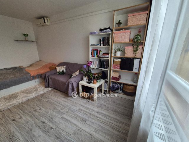 Eladó panellakás, Szegeden 39.9 M Ft, 1 szobás