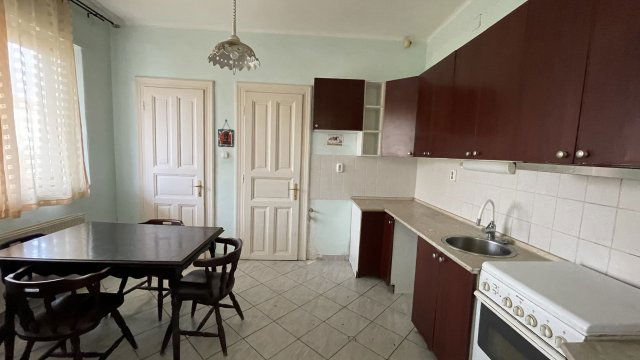 Eladó családi ház, Győrött 83.9 M Ft, 8 szobás