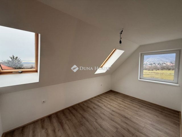 Eladó családi ház, Hosszúhetényen 89.9 M Ft, 5 szobás