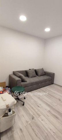 Eladó családi ház, Pápán 180 M Ft, 5+2 szobás