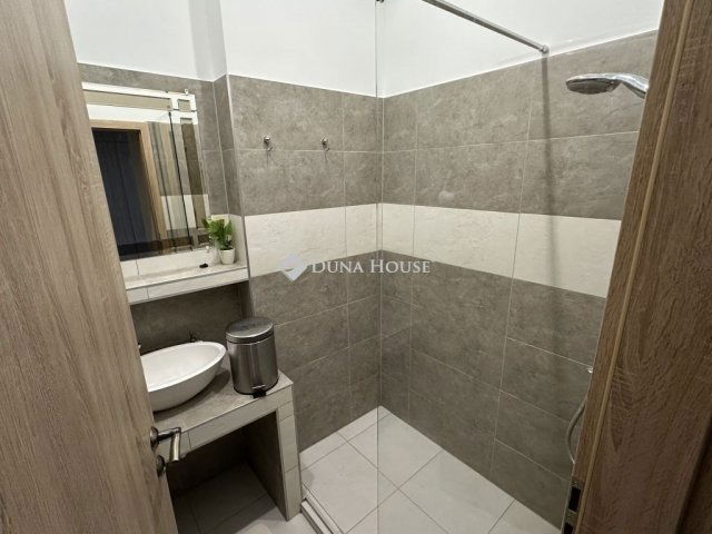 Eladó téglalakás, Szegeden 90 M Ft, 4 szobás