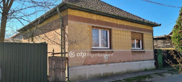 Eladó családi ház, Szolnokon 15.5 M Ft, 2 szobás