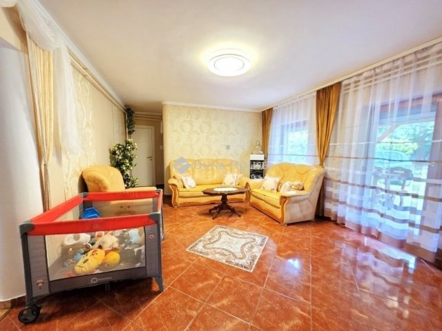 Eladó családi ház, Pécsett 89.9 M Ft, 7 szobás