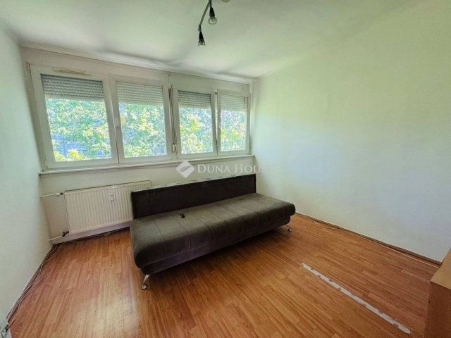 Eladó téglalakás, Pécsett 48.5 M Ft, 3 szobás