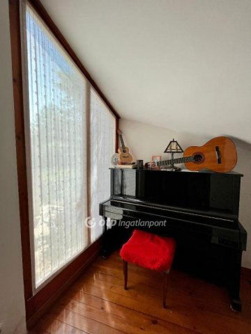 Eladó családi ház, Budakalászon 280 M Ft, 8 szobás