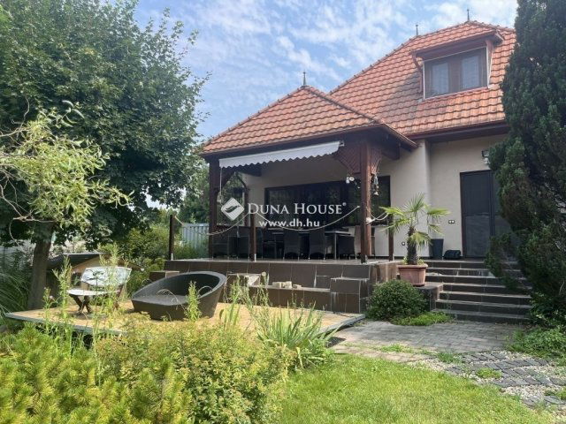 Eladó családi ház, Szadán 195 M Ft, 5 szobás