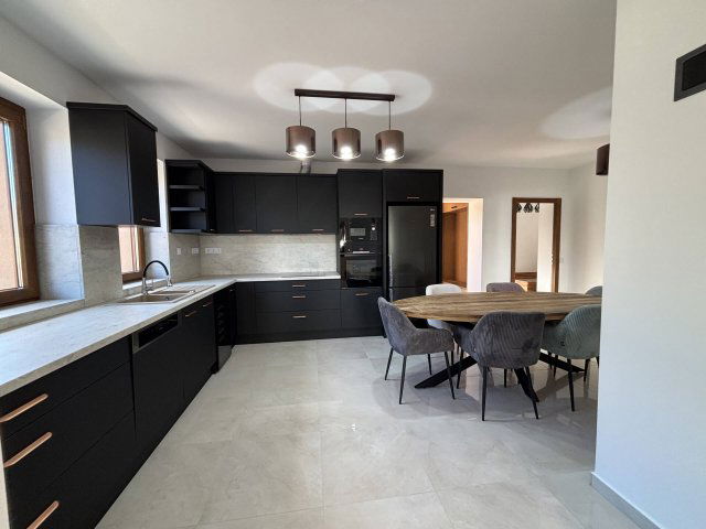 Kiadó családi ház, albérlet, Tatán 500 E Ft / hó, 3 szobás