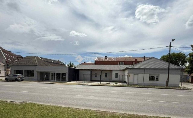 Eladó családi ház, Kecskeméten 100 M Ft, 2 szobás