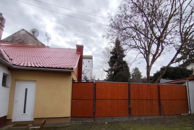 Eladó családi ház, Baján 39.9 M Ft, 1 szobás