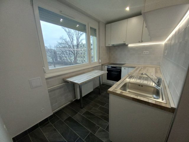 Eladó panellakás, Szegeden, Építő utcában 69.9 M Ft