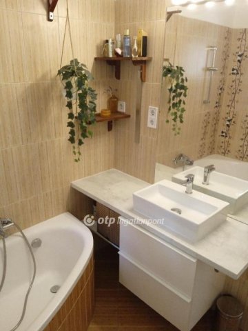 Eladó téglalakás, Veszprémben 79.5 M Ft, 3 szobás