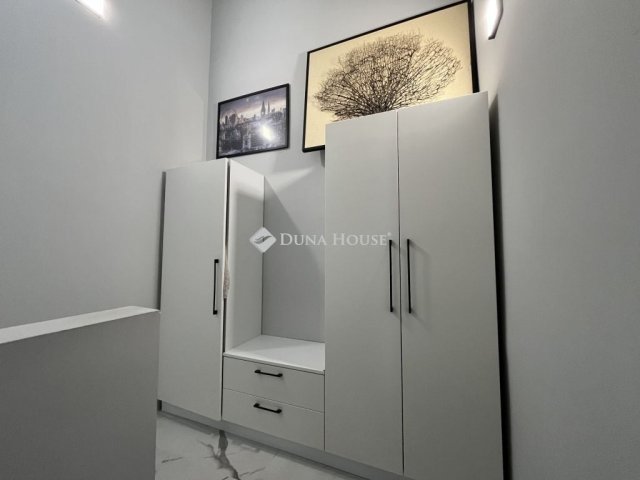 Eladó téglalakás, Veszprémben 85.2 M Ft, 2 szobás