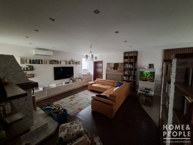 Eladó családi ház, Szegeden 225 M Ft, 8 szobás