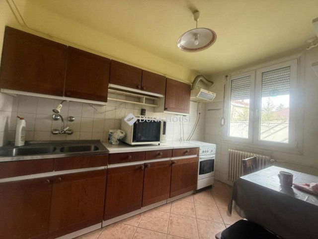 Eladó sorház, Békéscsabán, Rigó utcában 46.5 M Ft, 4 szobás