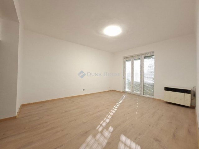 Eladó téglalakás, Komlón 16.9 M Ft, 1+1 szobás