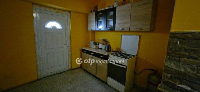 Eladó családi ház, Cegléden 26 M Ft, 2 szobás
