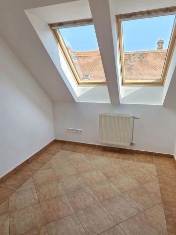 Kiadó iroda, Pécsett 350 E Ft / hó, 4+1 szobás