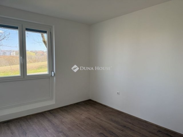 Eladó panellakás, Pécsett 54.9 M Ft, 3 szobás