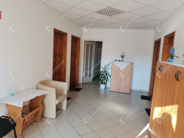 Eladó családi ház, Komáromban 150 M Ft, 8 szobás