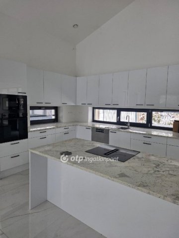 Eladó családi ház, Vecsésen 219.9 M Ft, 6 szobás