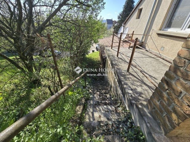 Eladó családi ház, Pécsett 46.9 M Ft, 4 szobás
