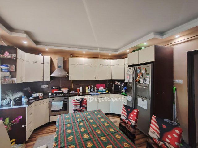 Eladó családi ház, Szolnokon 65.9 M Ft, 2 szobás