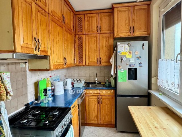 Eladó panellakás, Székesfehérvárott 59.99 M Ft, 3 szobás