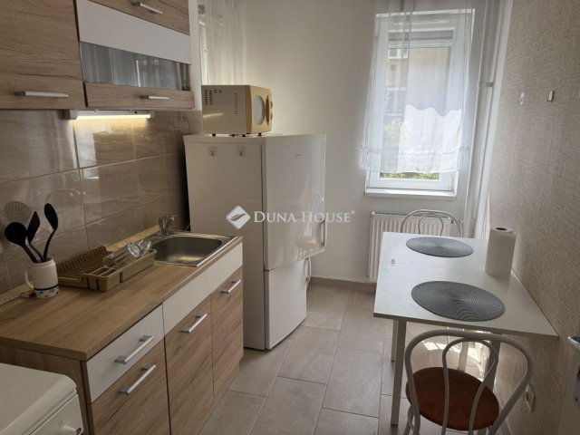 Kiadó téglalakás, albérlet, Pécsett 150 E Ft / hó, 1 szobás