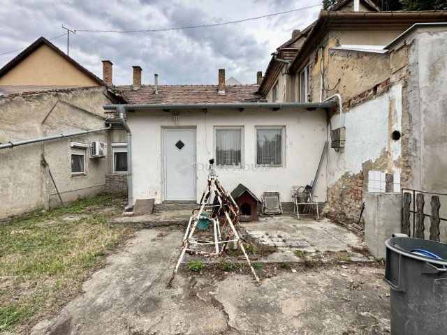 Eladó családi ház, Pécsett 11 M Ft, 4 szobás