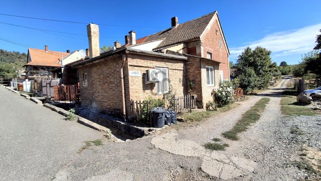 Eladó családi ház, Pécsett 18 M Ft, 3 szobás