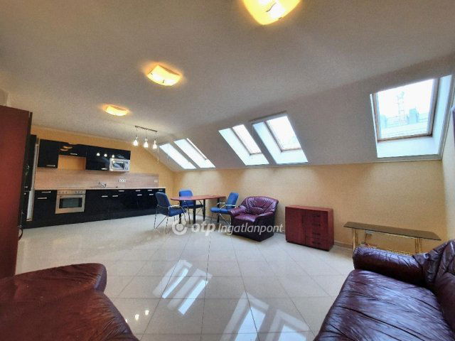 Eladó téglalakás, Szolnokon 39.99 M Ft, 2 szobás