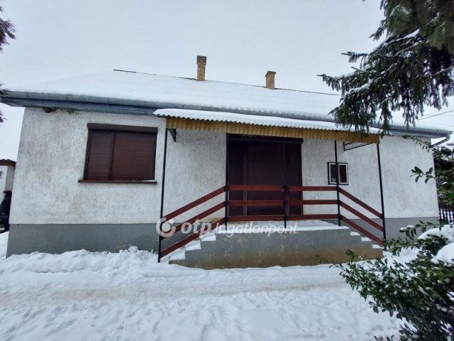 Eladó családi ház, Tiszakarádon 11.8 M Ft, 3 szobás