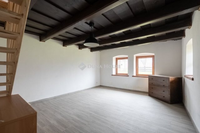 Eladó mezogazdasagi ingatlan, Pápateszéren 180 M Ft, 4 szobás