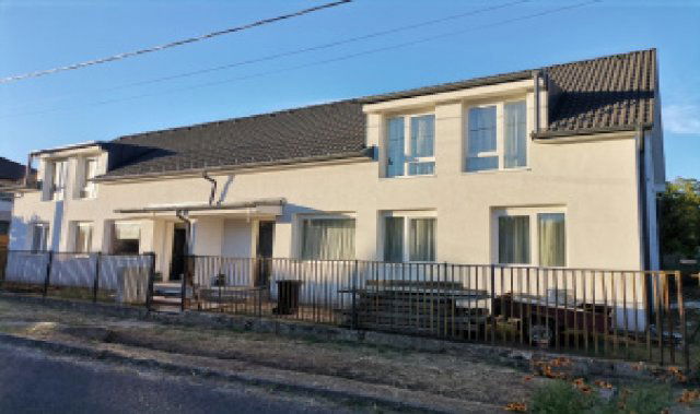 Eladó ikerház, Gödöllőn 79 M Ft, 5 szobás