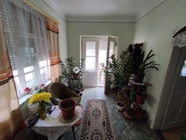 Eladó családi ház, Neszmélyen 29.99 M Ft, 2 szobás
