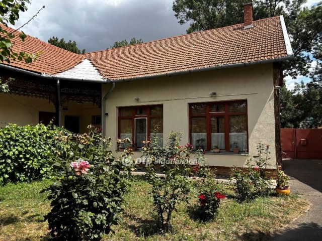 Eladó családi ház, Békéscsabán 103 M Ft, 4 szobás