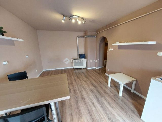 Eladó téglalakás, Baján 26.5 M Ft, 2 szobás