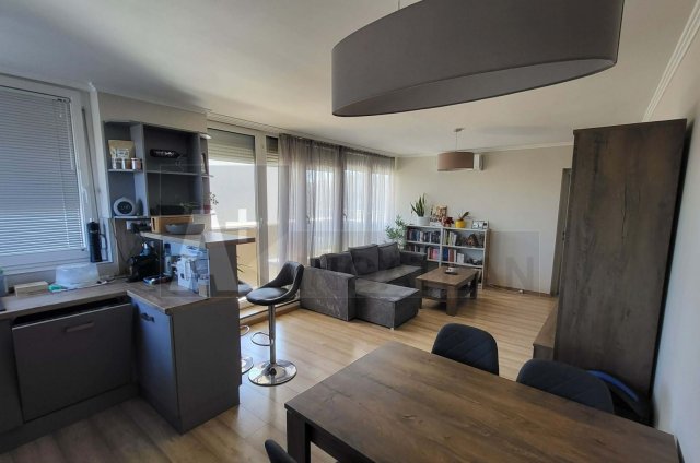 Eladó téglalakás, Szegeden 93.9 M Ft, 4 szobás