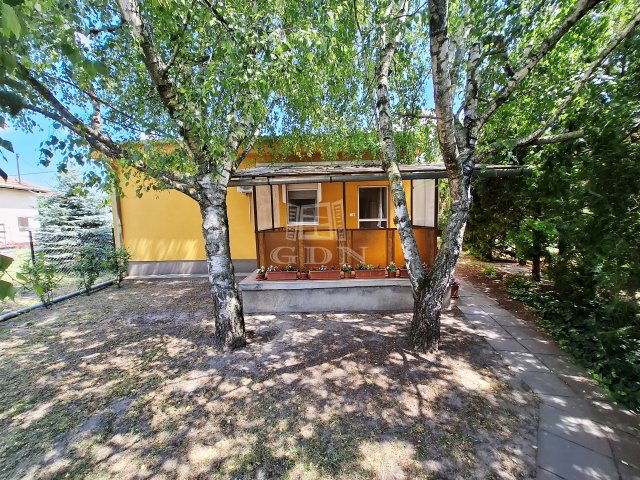 Eladó családi ház, Szigetszentmártonban 64.9 M Ft, 2 szobás