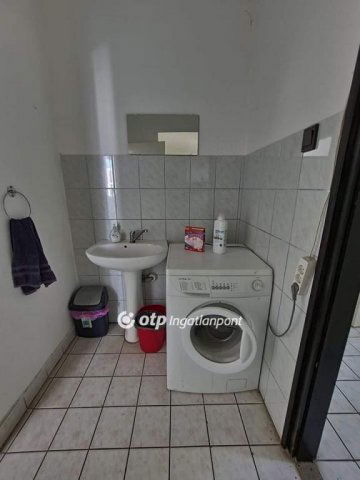 Eladó családi ház, Pápán 129 M Ft, 10 szobás