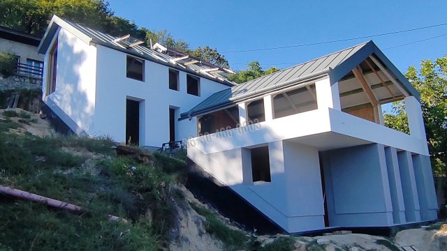 Eladó családi ház, Nagymaroson, Aranyos utcában 114.9 M Ft