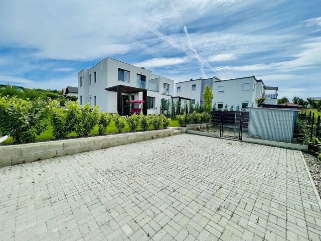 Eladó ikerház, Vácon 149.99 M Ft, 5 szobás