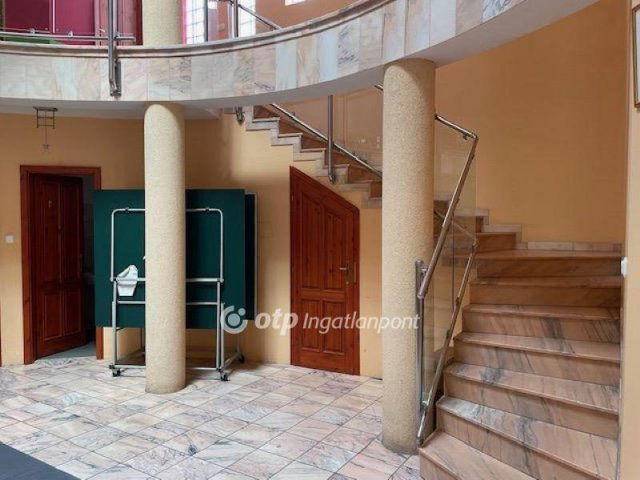 Eladó családi ház, Békéscsabán 320 M Ft, 11+2 szobás