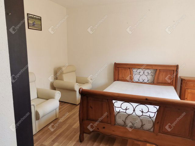 Eladó családi ház, Kisbéren 100 M Ft, 7 szobás