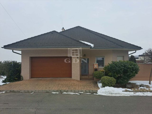 Eladó családi ház, Szekszárdon 185 M Ft, 4 szobás