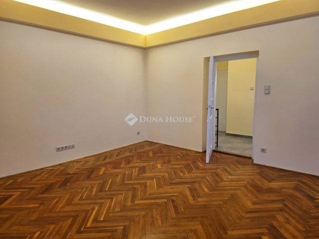 Eladó téglalakás, Pécsett 34.9 M Ft, 1 szobás