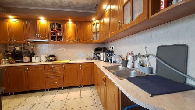 Eladó családi ház, Sárbogárdon 59.9 M Ft, 6 szobás