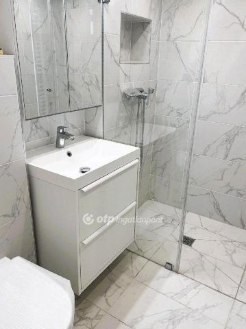 Eladó téglalakás, Budapesten, VI. kerületben 63.6 M Ft, 2 szobás