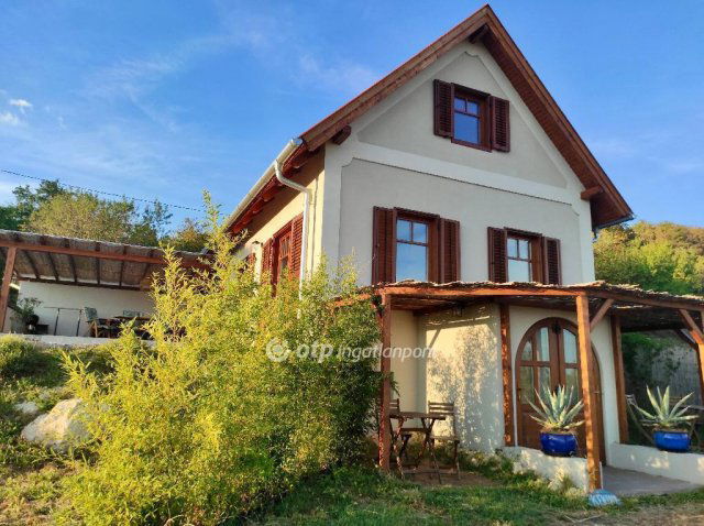 Eladó családi ház, Balatonakaliban 250 M Ft, 6 szobás