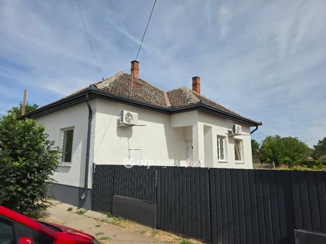 Eladó családi ház, Kisújszálláson 21 M Ft, 2+1 szobás